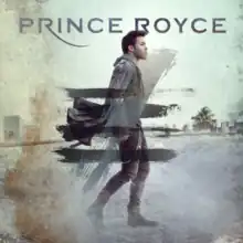 Prince Royce (seen with his hands in his pocket) walking in front of a sketch background. The album's title is represented in tally marks in brush strokes revealing the number "5" with four lines painted and another line crossing over the remaining four lines.