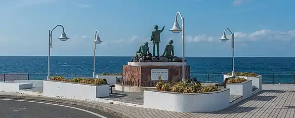 Statue of Los tres poetas in Puerto de las Nieves