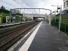 General view to the west (towards Paris)from the halfway point of the station.