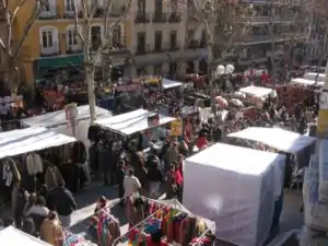 Ribera de Curtidores, the main street of el Rastro flea market.