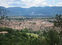 The city centre of Rieti as seen from San Mauro hill, east of the city. In the background, the Rieti valley enclosed by the Sabine mountains; in the foreground, the Velino river.