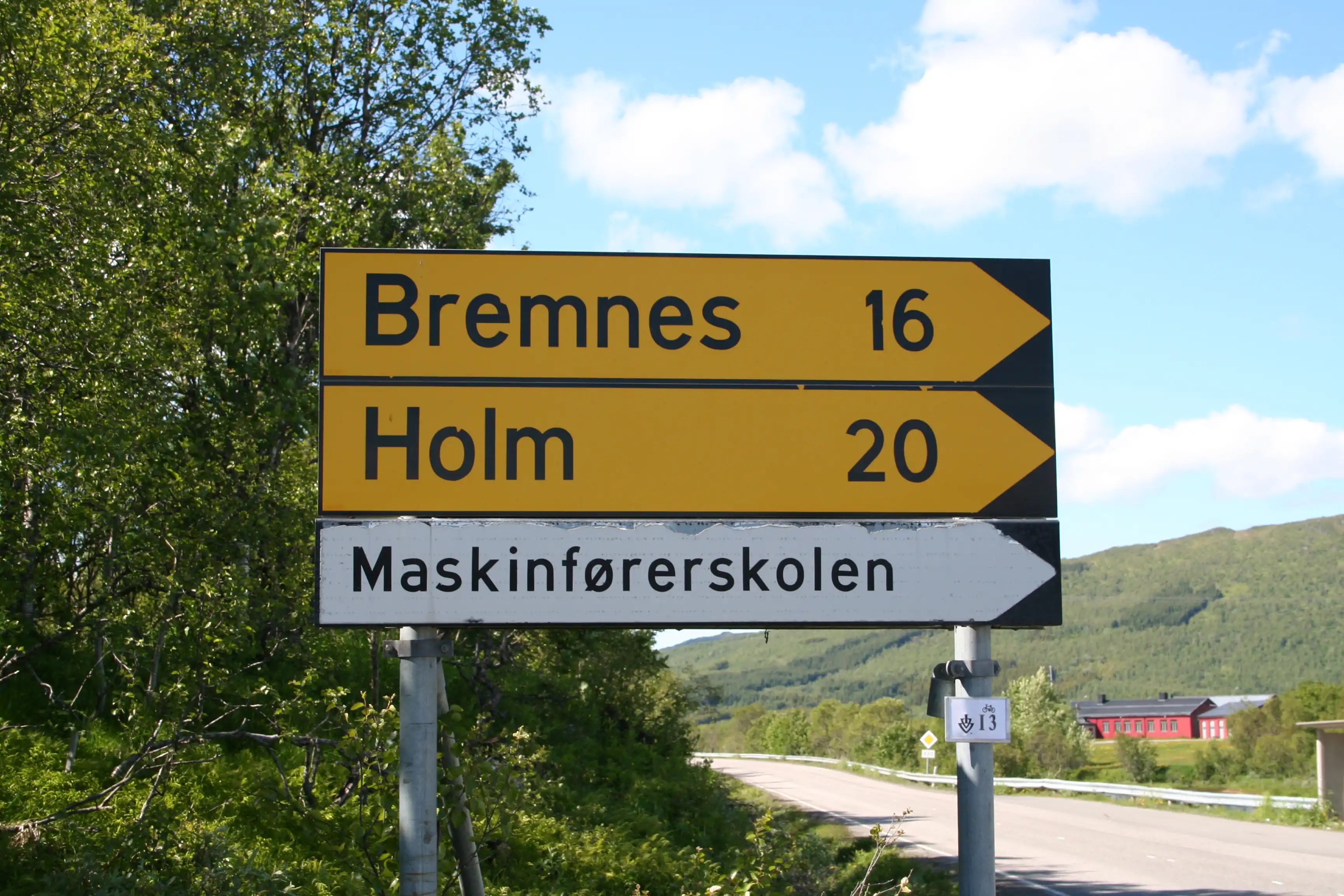 Road sign Bremnes Holm.jpg