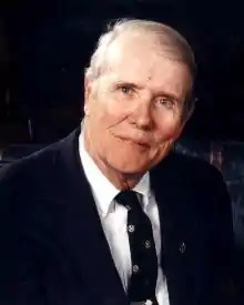 Portrait of an elderley Robert Ridder in a suit and tie