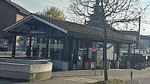 Enclosed shelter on platform