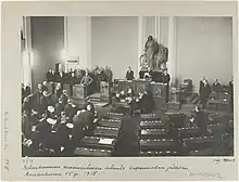  Parliament is convening for the first time after the war. White and German soldiers dominate the picture while only one person from the opposition social democrats is present. Thus, it was sarcastically called a Rump Parliament.