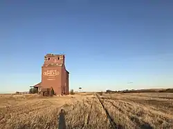 Grain elevator and railway tracks in Brooking