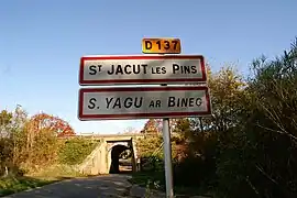 The road into Saint-Jacut-les-Pins