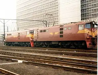 No. E345 with Series 1 no. E295 in the Table Bay Docks, c. 1984