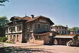 Former station building in 2001 (demolished in 2003)