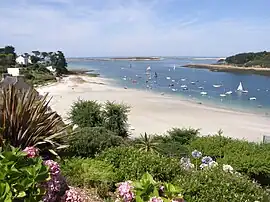 The small beach on the left bank of the Aber-Benoît in Saint-Pabu