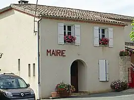 The town hall in Saint-Pierre-de-Buzet