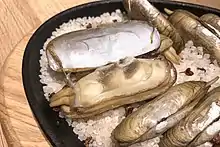 Salt-baked duotou clams