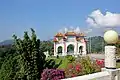 The temple paifang.