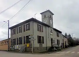 The town hall and school in Seranville