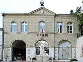 The town hall in Seyches