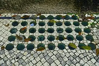 In Portuguese pavement