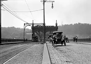 Traffic on the bridge in 1917