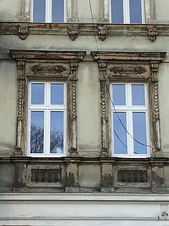 Decorated chambranles of the windows