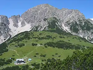 The Solsteinhaus in front of the Erlspitze