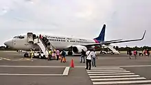 A Sriwijaya Air Boeing 737-800 embarking passengers in 2018