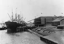 Dalgety wharf at New Farm, QueenslandSS Pericles loading