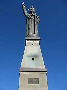 Statue du Christ Roi above Lens village