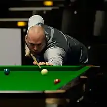 Photograph of Stuart Bingham lining up a shot