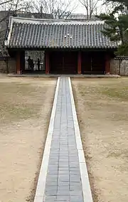 Sinsammun is opened for Seokjeon ceremonies, allowing spirits to enter and follow the spirit path Yeongshin to the temple.