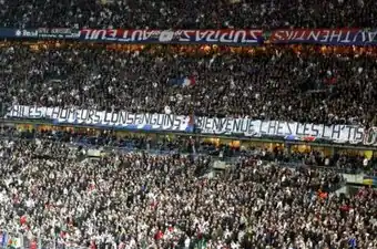 Supporters du PSG du Kop de Boulogne au Stade de France en 2008.