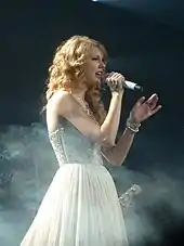 Swift belting on a microphone