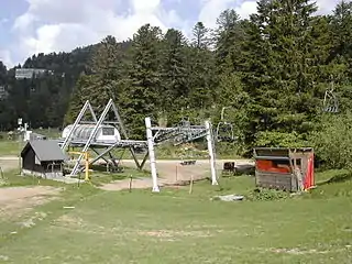 Fixed-grip chairlift, with Delta terminal built in 1986 in Le Lioran, France.