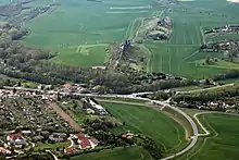 View roughly von Ostsüdosten über diagonal verlaufende Bode hinweg to the Teufelsmauer with dem Königstein and den dahinter gelegenen Mittelsteinen; links liegt Neinstedt and right Weddersleben