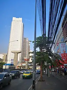 Chaeng Watthana Road forms part of the northern border of the subdistrict.