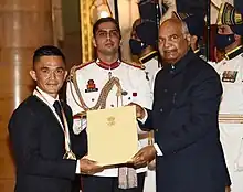 The President, Shri Ram Nath Kovind presenting the Major Dhyan Chand Khel Ratna Award, 2021 to Shri Sunil Chhetri for Football, at Rashtrapati Bhavan, in New Delhi on 13 November 2021