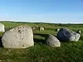 Central setting of three stones