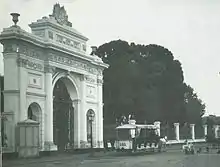 A tram passing by Neptune's Gate in the Park of the Exhibition, c. 19th century