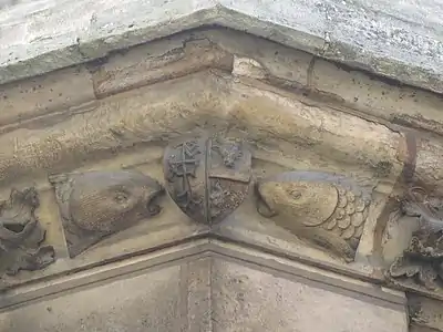 Sculpture of slices of carp on the exterior, a pun on the name of the donor
