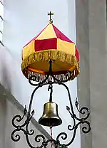 A bell and umbraculum