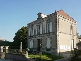 The town hall in Trouans