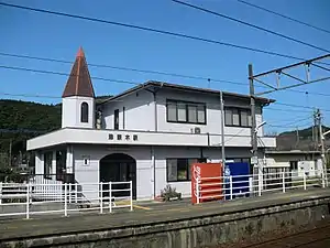 Station building, platform, and vending machines in 2012