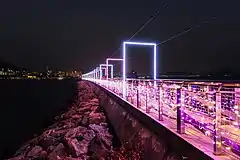2021年年初設置在屯門碼頭海濱長廊「幻愛橋」的節日裝飾，雖然被《幻愛》導演周冠威批評觀感不好，但成為市民拍攝熱點