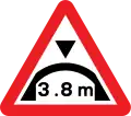 Warning of maximum headroom of arch bridge directly ahead (metric)