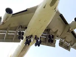 Krueger flaps and triple-slotted trailing-edge flaps of a Boeing 747 extended for landing