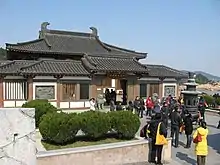 Unwilling to Leave Guanyin Temple was the name of the first permanent shrine for Egaku's statue of Avalokitesvara Bodhisattva on Mount Putuo. Today's temple commemorate this event.