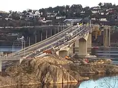 The two parallel cantilever bridges in 2020. The former suspension bridge has been removed.