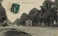 The pavilions and octroi gates on Paris Avenue in the early 20th century, with the tramway tracks on the left.