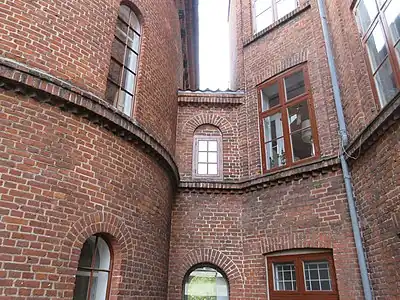 The skywalk linking the residential building No. 60B with the Library Building (No. 60 C)