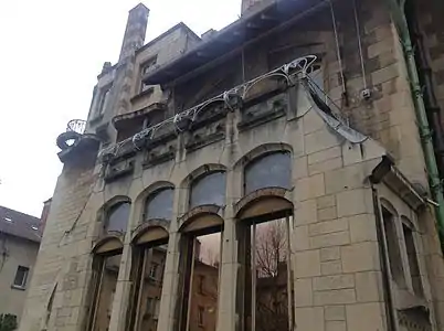 The rear facade, with dining room windows below and bedroom terrace above