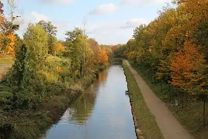 The EV3 following the Ourcq canal, Villeparisis, France.