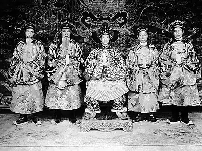 Emperor Khải Định (middle) and mandarins wearing  ô sa mạo hats influenced by wushamao